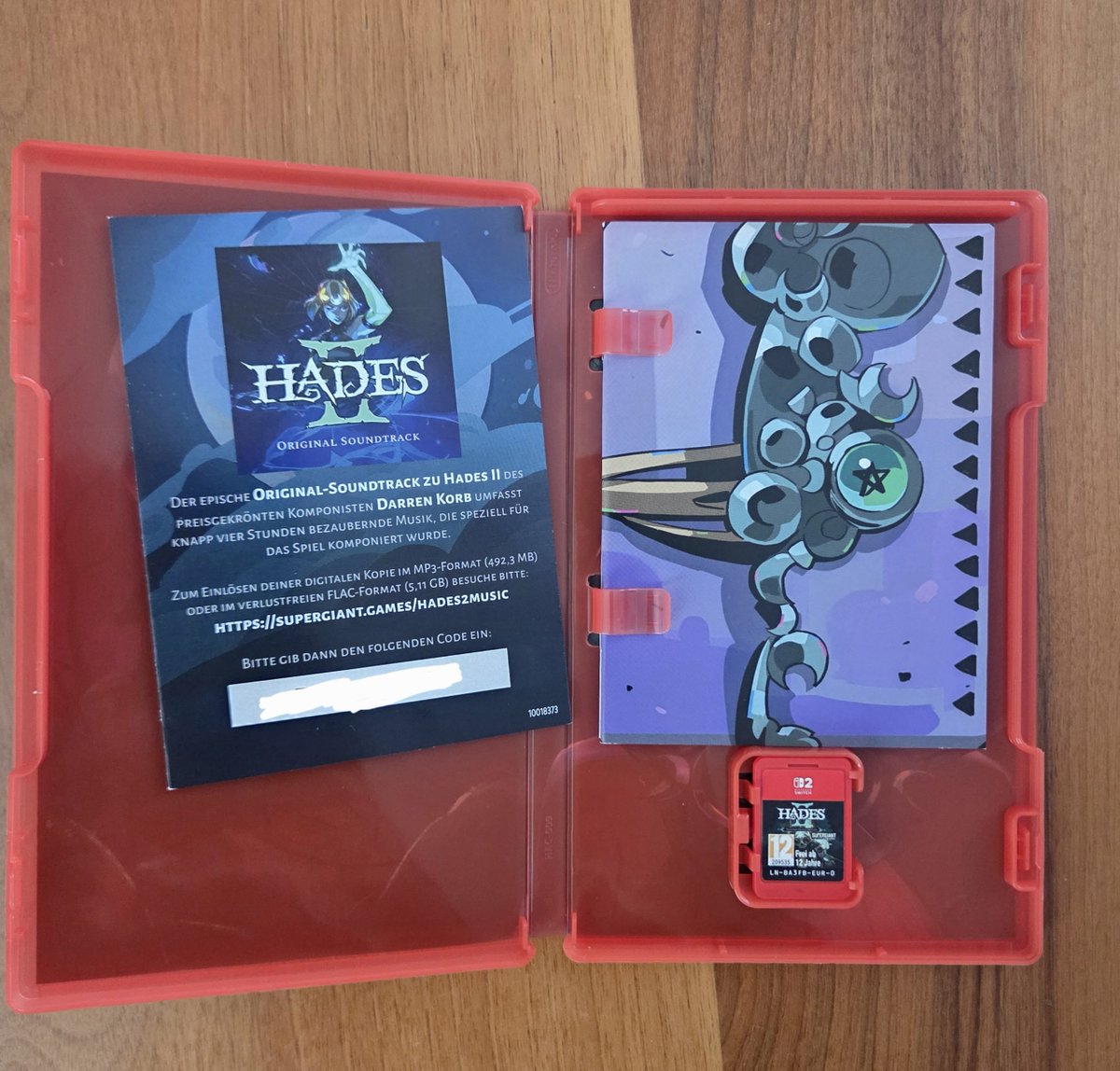 DehaUnlu86's tweet photo. Diğer örnek Hades 2, hani indie bir oyunu da fiziksel almaya ne gerek var diyor insan ama içinden oyunun OST'nin kodu ve mini bir artbook çıkıyor, oyun da tamamen kartuşun içinde. https://t.co/jAe8IYP6o9