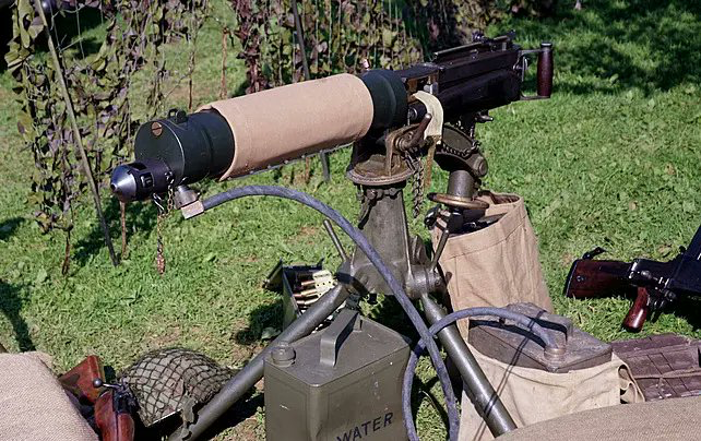lemessager24's tweet photo. 🚨🔴⭕️MRDP-Twirwaneho affirme avoir déjoué un important projet militaire qui aurait été préparé à Mikenke.

À la suite de la visite du président burundais, Évariste Ndayishimiye, à Kinshasa, où il a été reçu par le président Félix Tshisekedi, les deux parties ont annoncé avoir discuté de plusieurs questions, notamment de leur coopération en matière de sécurité.

Selon des informations provenant de sources présentées comme bien informées, les gouvernements de Kinshasa et de Gitega auraient prévu d'établir un quartier général militaire (headquarters) à Mikenke. Ces mêmes sources affirment que les hélicoptères récemment aperçus dans le ciel de Minembwe et de Mikenke auraient été déployés afin d'évaluer les possibilités d'utilisation de la piste d'atterrissage de Mikenke. Elles ajoutent que du matériel aurait déjà commencé à être acheminé dans cette zone.
Toujours selon ces informations, ce projet visait à établir une base militaire fortement fortifiée destinée à soutenir les opérations militaires et à assurer le contrôle de l'aérodrome de Minembwe.

Le texte affirme enfin que la perte de Mikenke constituerait un revers majeur pour les forces gouvernementales de Kinshasa et les forces burundaises, qui seraient désormais en repli vers Point Zéro, un site présenté comme servant de base aux mercenaires belges. by @ORuhumuriza