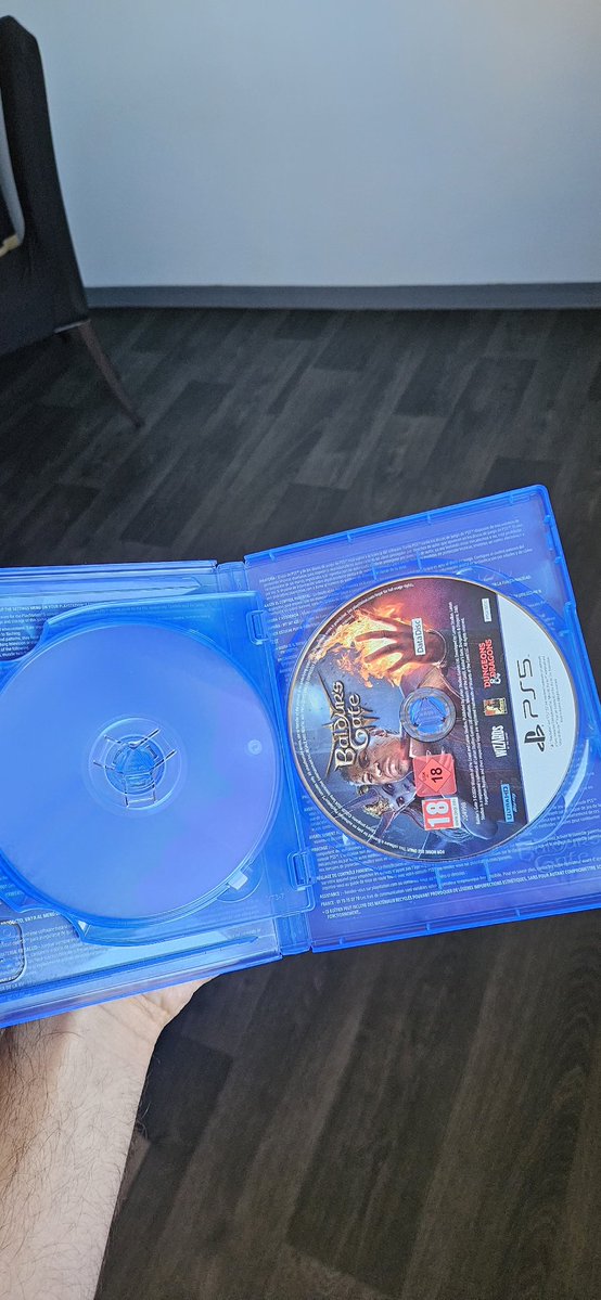 Kocounn's tweet photo. Chaque jour, je présente un jeu physique que je possède pour dénoncer le full démat annoncé par Sony pour 2028 (Jour 1)💿

Aujourd'hui : Baldur's Gate 3 !

À sa sortie, il n'existait qu'en dématérialisé. J'ai attendu la Collector's Edition pour l'avoir enfin en boîte (bon, la face arrière est moche, par contre 😅).

Je ne regrette pas d’avoir attendu car aujourd'hui j'ai un excellent jeu que je possède vraiment à vie.

D'ailleurs, il a deux disques pour l'installer et le jouer, cc GTA VI 🖐
#sauvonslephysique