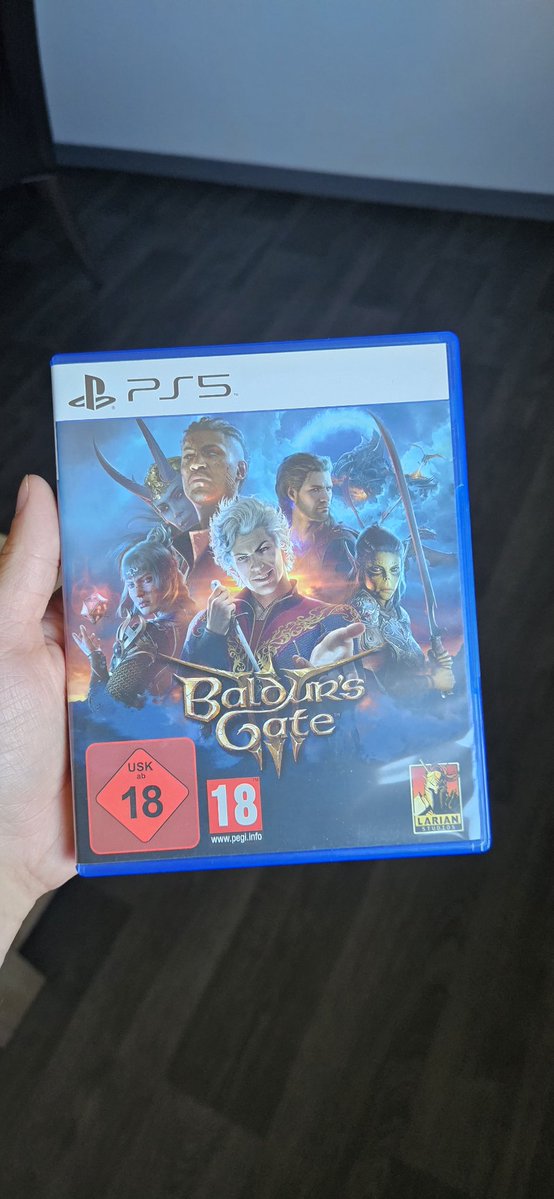 Kocounn's tweet photo. Chaque jour, je présente un jeu physique que je possède pour dénoncer le full démat annoncé par Sony pour 2028 (Jour 1)💿

Aujourd'hui : Baldur's Gate 3 !

À sa sortie, il n'existait qu'en dématérialisé. J'ai attendu la Collector's Edition pour l'avoir enfin en boîte (bon, la face arrière est moche, par contre 😅).

Je ne regrette pas d’avoir attendu car aujourd'hui j'ai un excellent jeu que je possède vraiment à vie.

D'ailleurs, il a deux disques pour l'installer et le jouer, cc GTA VI 🖐
#sauvonslephysique