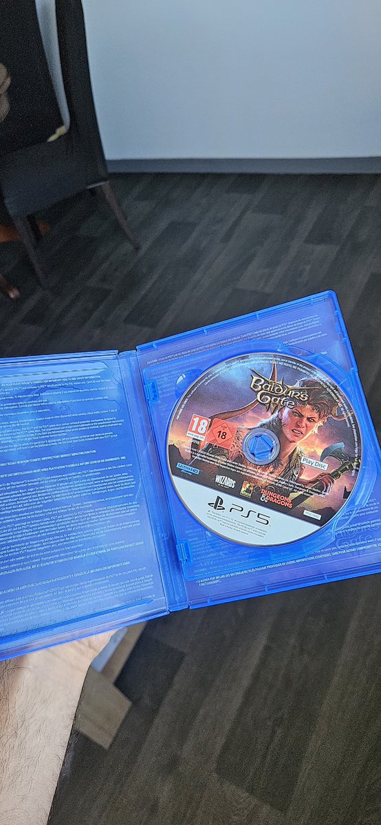 Kocounn's tweet photo. Chaque jour, je présente un jeu physique que je possède pour dénoncer le full démat annoncé par Sony pour 2028 (Jour 1)💿

Aujourd'hui : Baldur's Gate 3 !

À sa sortie, il n'existait qu'en dématérialisé. J'ai attendu la Collector's Edition pour l'avoir enfin en boîte (bon, la face arrière est moche, par contre 😅).

Je ne regrette pas d’avoir attendu car aujourd'hui j'ai un excellent jeu que je possède vraiment à vie.

D'ailleurs, il a deux disques pour l'installer et le jouer, cc GTA VI 🖐
#sauvonslephysique