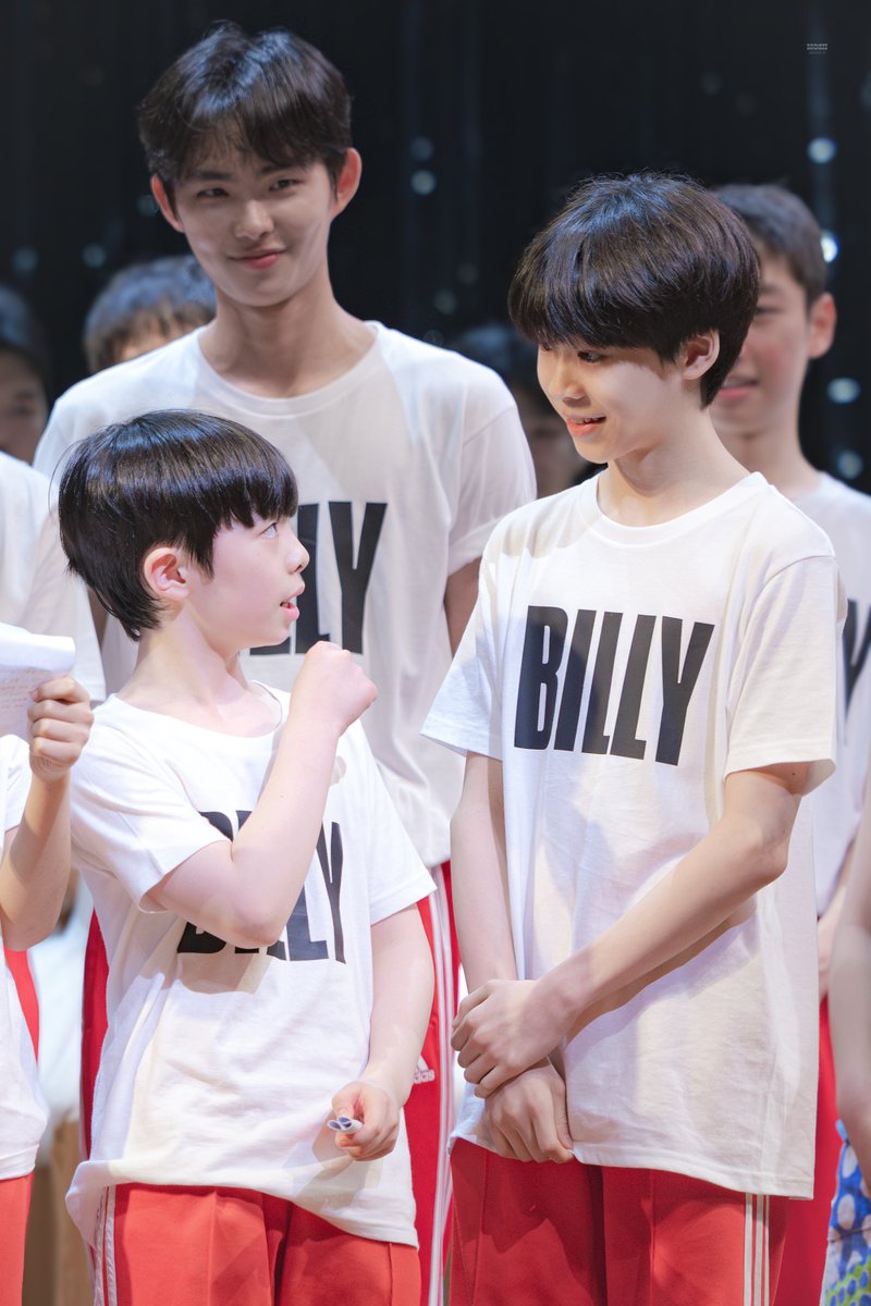 Mozii_pic's tweet photo. 260621 낮 빌리 엘리어트 :: 홈커밍데이

형아 마이크 챙겨주려는 초4 | #조윤우
동생 굽어살피는 중1주님 | #김승주
그런 주님 귀여워 하는 2대 막내 | #심현서 https://t.co/SBzicWCsSb