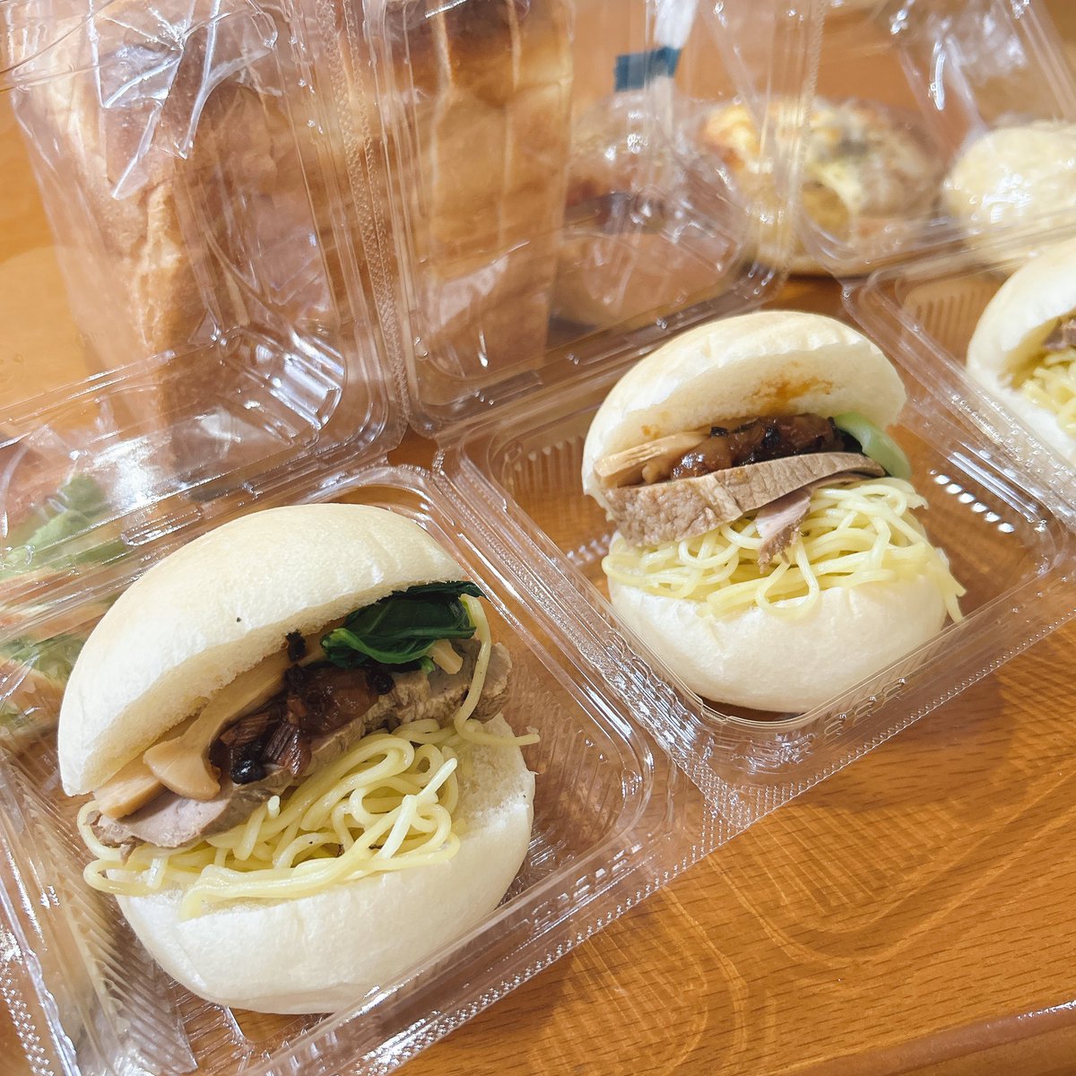doris_ash06's tweet photo. ゆきち×あんですコラボパン！🍜🍞
醤油A開けた時に揚げ焦がしネギの香りがしてゆきちだ〜〜〜ってなった🥳らーめんパンって普段聞かないけどちゃんとおいしく成立しててすごい(語彙力無)私は予約してたけど、行った時今日分は残りうめ塩1個だけだった🦆おいしいので行ける人は土曜までにぜひ〜！ https://t.co/ACMwX4ToFC