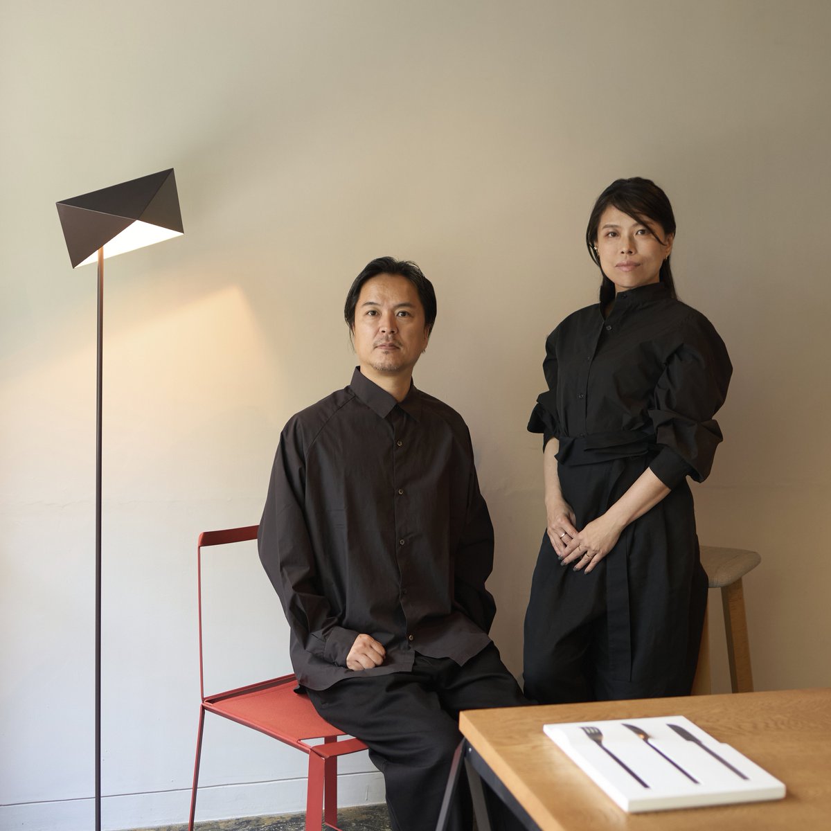 Interior_es's tweet photo. In this #interview, Sohei Arao and Sumiko Arao of #SIDESCORE explain how #minimalism allows them to reveal the essence of spaces and objects, transforming the perception of #architecture and #design.
-> Images: Takumi Ota (1) and Yoshiro Masuda (2)
-> https://t.co/xu27dMGaId https://t.co/tiFmkjPa53