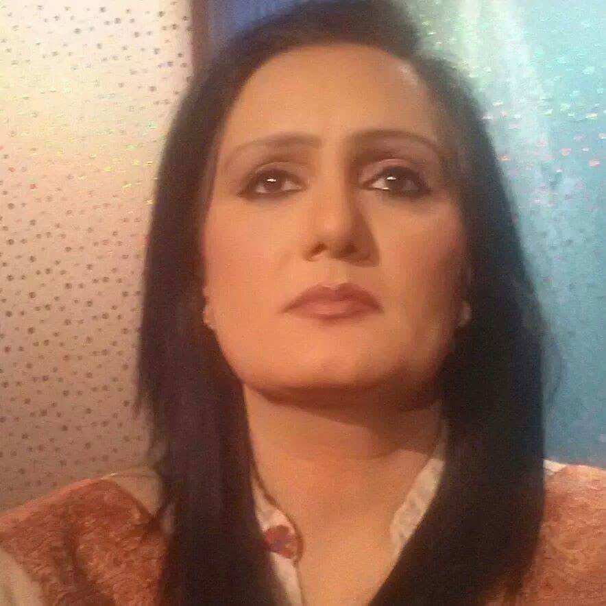 Sughrasadafdr's tweet photo. جی   کردا   اے   اپنے   اَتھرو 
اوہدی اَکھ  وچ دَھر کے ویکھاں 
😭😭😭😭😭😭😭

عشق سمندر تَر کے  ویکھاں 
اِنج وی پینڈا کر کے ویکھاں 

تینوں  ویکھ کے  جی  پینی آں
جے آکھیں تے مَر کے ویکھاں؟

جِِتن  والیا  ویکھ  رہی  آں
آکھیا سی توں ہَر کے ویکھاں

نیناں  دی جھولی  وچ  مکھڑا
اَیدھر کر میں بَھر کے ویکھاں

سارے تینوں رَج رَج ویکھن 
میں  دنیا توں ڈَر کے  ویکھاں 

تیری تاہنگھ دی انگلی پھڑ کے 
پندھ  اولّا   کر  کے  ویکھاں 

جی   کردا   اے   اپنے   اَتھرو  
اوہدی اکھ وچ دَھر کے ویکھاں 

مِلے  جے  سوہنے   نیناں  والا 
اوہدے رُوپ نوں جَر کے ویکھاں 

صغرؔا  ہُن  تے   جی  کردا  اے 
پیار دی اَگ اِچ ٹَھر کے ویکھاں 
٭٭٭