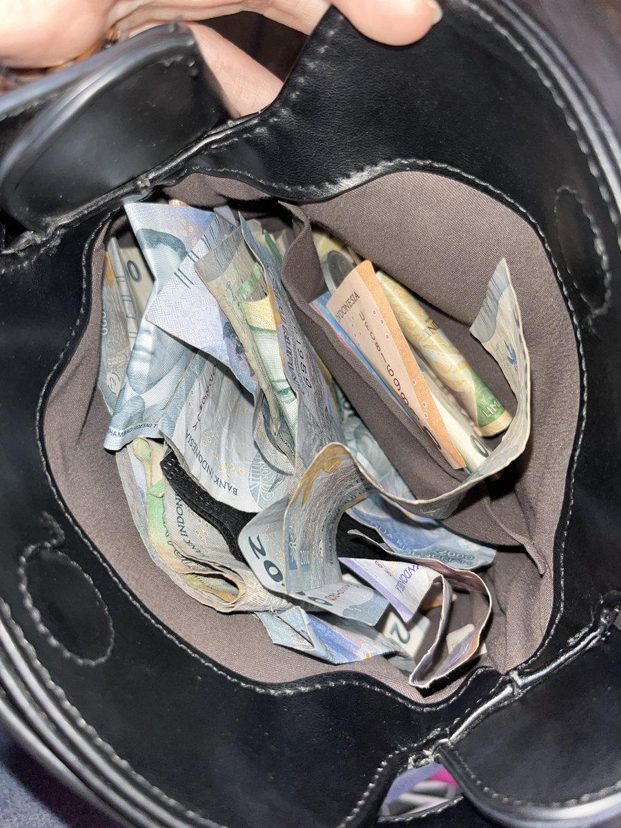 avoccdo's tweet photo. gara gara kalo ada kembalian beli makan dimasukin ke tas yang ga kepake. tiba-tiba banyak, lumayan buat akhir bulan😊 https://t.co/UsqW56Rg71