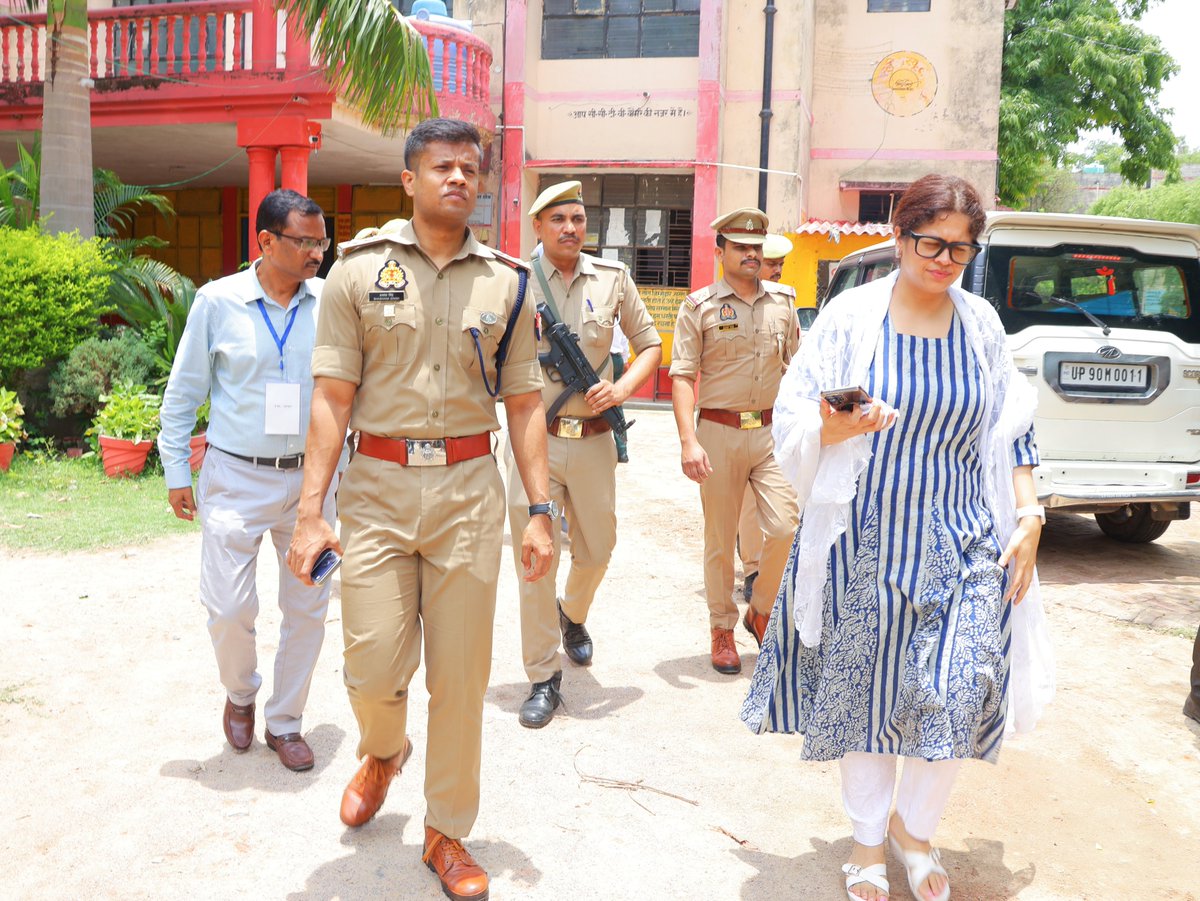 mahobapolice's tweet photo. जनपद महोबा में आयोजित हो रही उ.प्र. शिक्षक पात्रता परीक्षा (UPTET) के प्रथम दिवस पर जिलाधिकारी महोबा श्रीमती ग़ज़ल भारद्वाज एवं पुलिस अधीक्षक महोबा श्री शशांक सिंह @shashsinghips द्वारा संयुक्त रूप से मुकुंद लाल राजकीय इंटर कॉलेज एवं राजकीय बालिका इंटर कॉलेज परीक्षा केंद्रों का भ्रमण कर व्यवस्थाओं का जायजा लिया गया।
🔸 निरीक्षण के दौरान परीक्षा केंद्र प्रभारियों से वार्ता कर परीक्षा संचालन संबंधी व्यवस्थाओं की जानकारी प्राप्त की गई। साथ ही सीसीटीवी कंट्रोल रूम का निरीक्षण कर निगरानी व्यवस्था की समीक्षा की गई तथा परीक्षा केंद्रों के अंदर एवं बाहर सुरक्षा व्यवस्था का निरीक्षण कर संबंधित को आवश्यक दिशा-निर्देश दिए गए।

#UPPolice #UPTET2026 #MahobaPolice