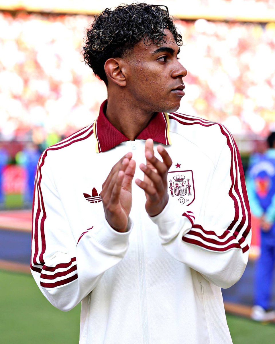 CrewsMat10's tweet photo. Lamine Yamal wasn’t even born when Ronaldo made his World Cup debut.

Today they’ll both be looking to get their first ever World Cup knockout goal. https://t.co/BugIydpxEK