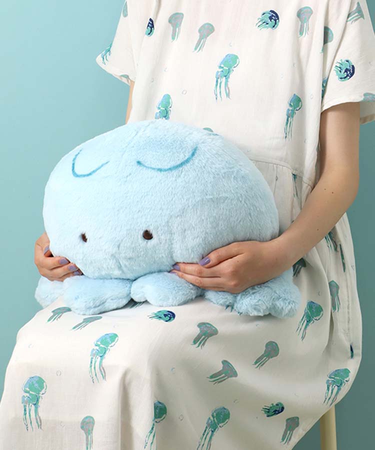 BleuBleuet_inc's tweet photo. もっちもちのクラゲ🪼🪸

【WEB予約 7/8～順次発送】海中散歩もちだっこクッション
➡https://t.co/YTyI8mwKsr
#ブルーブルーエ #bleubleuet https://t.co/x7U1FhTgQI