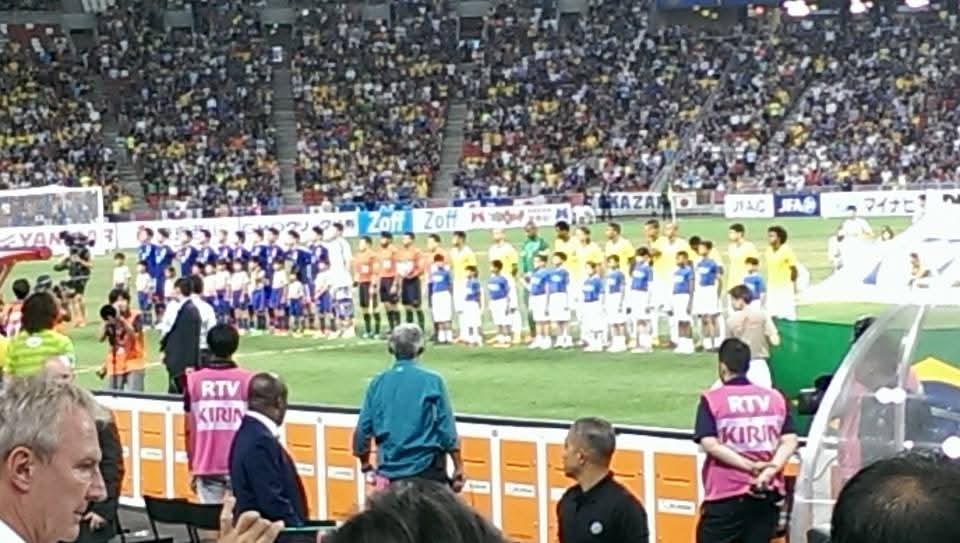 frontafronta77's tweet photo. 日本代表対ブラジル代表の試合がシンガポールでというのが2014年にもありまして…
その時は2度とこの対戦は見れないかもとシンガポールまで行きました！
0-4で負け、得点は全てネイマール
試合前コンコースにはブラジルのサンバ隊がいてずっと行進しながら演奏してました(スゴイ迫力だった) https://t.co/yO1r6E1gZu