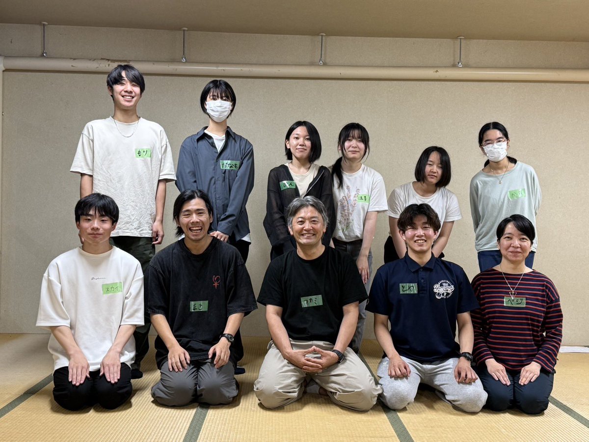 hsuengeki's tweet photo. お疲れ様です。ちくたくです。昨日、劇団グンジョーブタイ主宰、アマヤドリ所属の深海哲也さん（@tetsuyafukami ）をお招きし、ワークショップを行っていただきました！アイコンタクトや声の活用法といった今後の稽古において大切な要素が多く、とても良い経験となりました！ありがとうございました！ https://t.co/WkM5DMIT5u