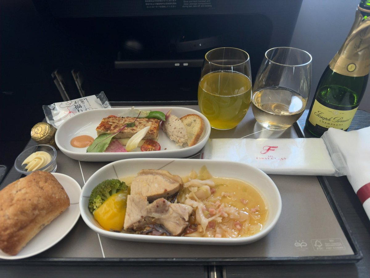 magic_spe11s's tweet photo. ✈️本日の幹線シリーズ#69✈️(A350-900)

珍しく羽田9番ゲートから搭乗です🏃‍♀️‍➡️
幹線なだけあって優先登場の列は長いですが途中からぐちゃぐちゃになってます😅

そして機内でもシャンパン🍾を美味しくいただきました🥂

#JAL #JGC #LSP #赤組 #ファーストクラス #機内食 #シャンパン #羽田空港 #新千歳空港 #札幌