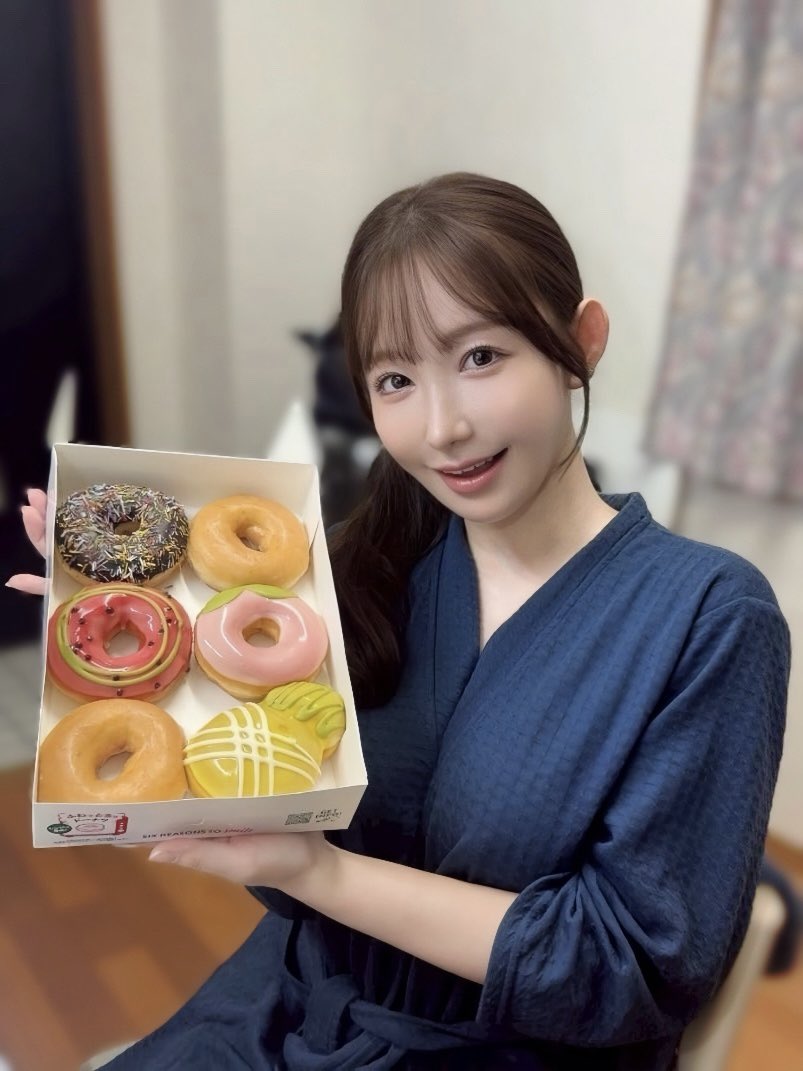 Megami_Jun_'s tweet photo. 撮影の合間に、プロデューサーさんからかわいすぎる差し入れ🍩💕

初クリスピークリームドーナツ✨
すっごくふわふわで幸せのおいしさだった…🥺💗 https://t.co/zPGS916z9a