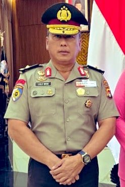 Opposite6888's tweet photo. TERSANGKA BARU MBG 🔥

Brigjen Polisi Lalu Muhammad Iwa. Sebagai Sekretaris Deputi Bidang Promosi dan Kerjasama BGN yang diduga meminta saksi berinisial YCS dan RD untuk mendirikan sebuah perusahaan sebagai sarana untuk menjual alat berupa food tray atau ompreng kepada para calon mitra SPPG.

https://t.co/P3rIiVdojf