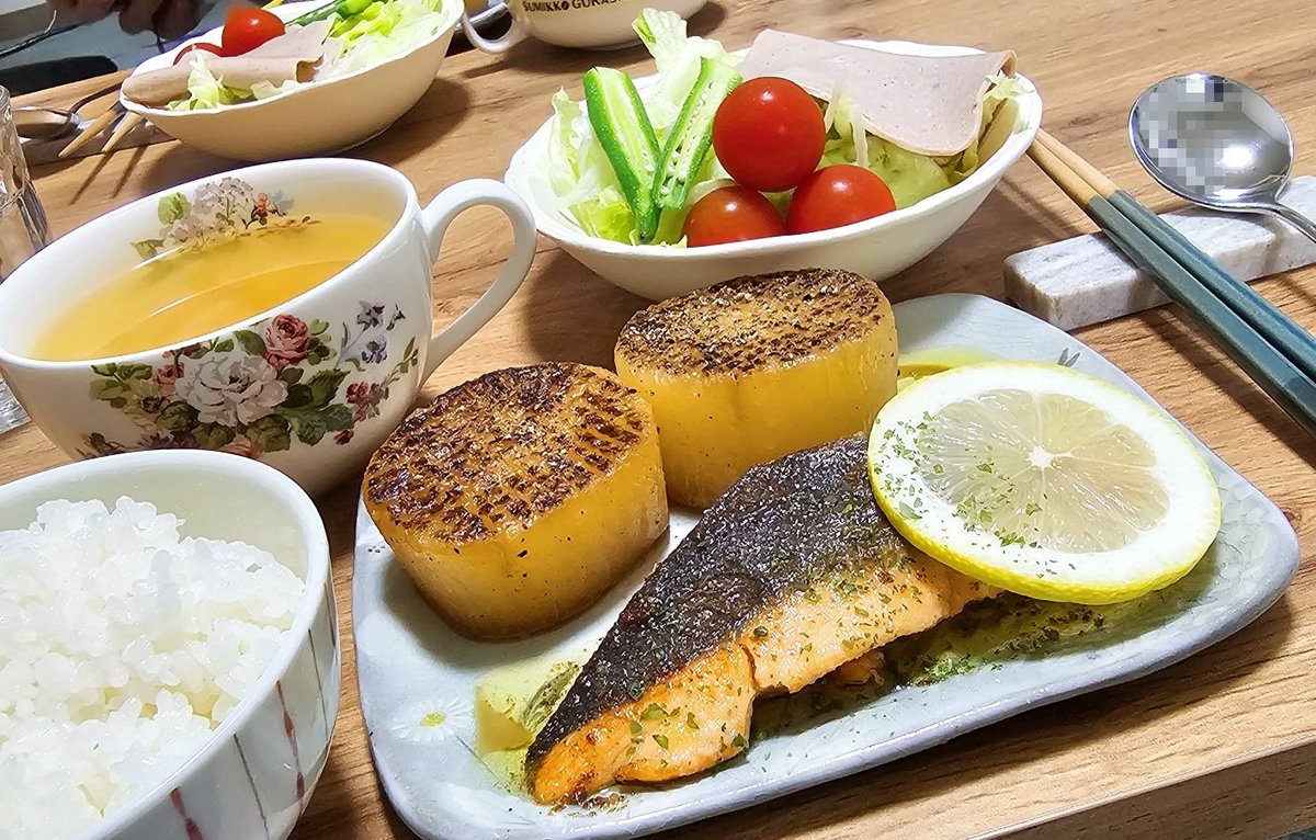 tolattora's tweet photo. 大根ステーキ&amp;鮭むに🤤 https://t.co/u7a9acqitQ