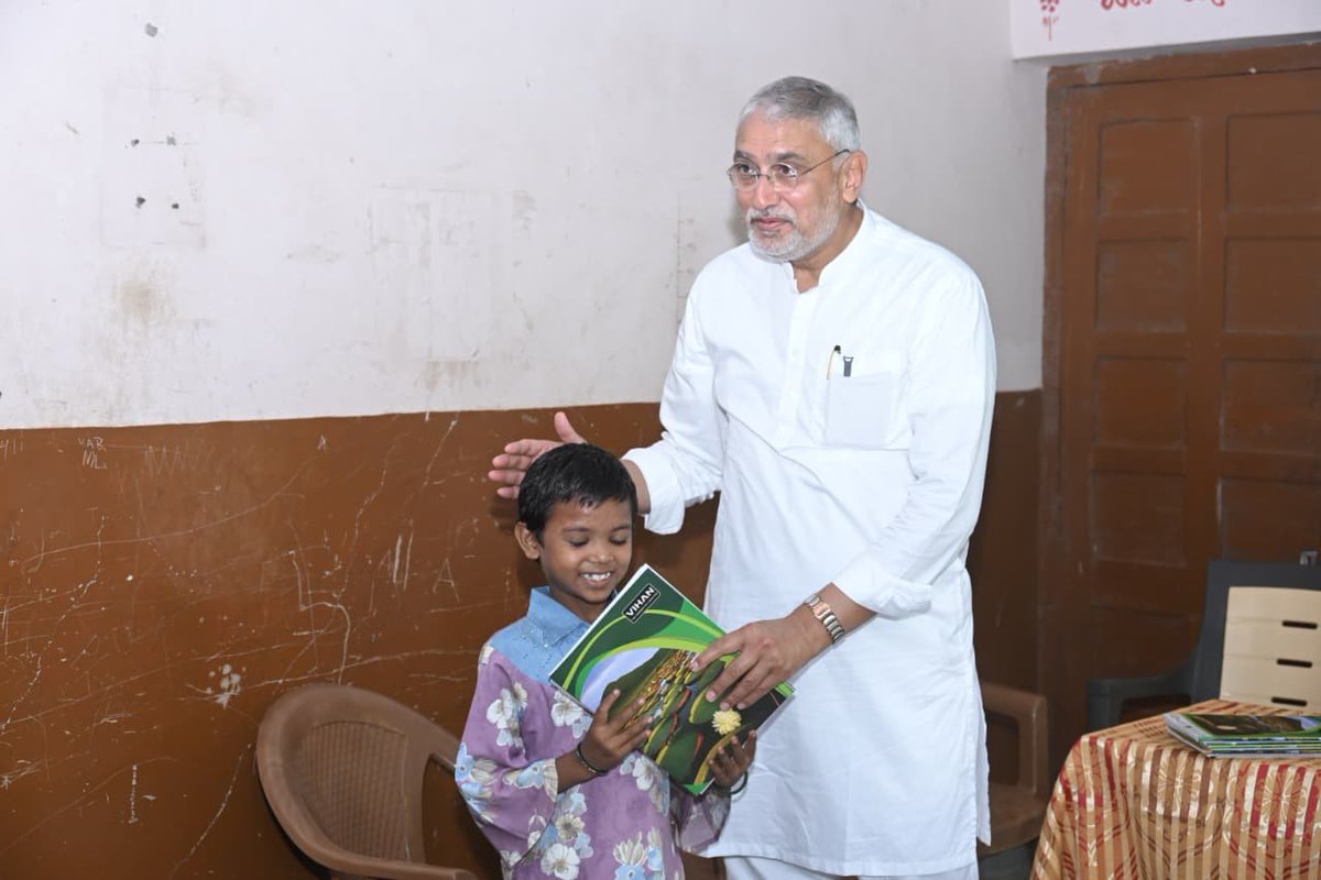 iJagdishBJP's tweet photo. દાહોદ જિલ્લાના પ્રવાસ દરમિયાન આજે દેવગઢ બારીયાના મેઘરા ખાતે અનુદાનિત નિવાસી પ્રાથમિક શાળાની મુલાકાત લીધી અને દેશના ભવિષ્ય સમાન વિદ્યાર્થીઓ સાથે સમય વિતાવ્યો.

આ પ્રસંગે બાળકોને નોટબુક તેમજ ફળોનું વિતરણ કર્યું. આ બાળકો જ આવતીકાલના 'વિકસિત ભારત'ના મજબૂત સ્તંભ બનશે. 

#One_Day_One_Assembly