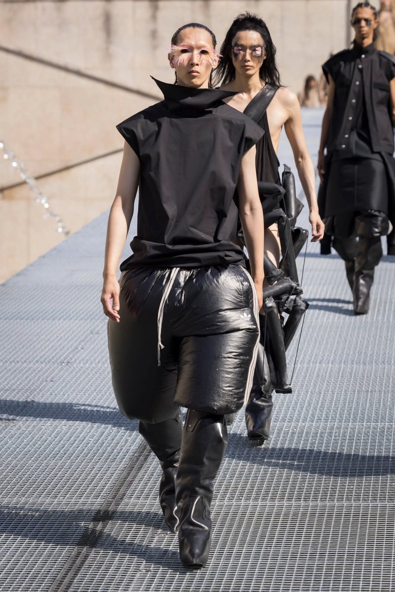 pizzicatoj's tweet photo. sometimes I, a fan of Rick myself, thought his work is undeniably repetitive, pretty much the same but when you look into the details he put on the runway each season, there's something new to be excited about. this one's no exception. 🖤🖤🖤 https://t.co/cGCsS5Aw1B