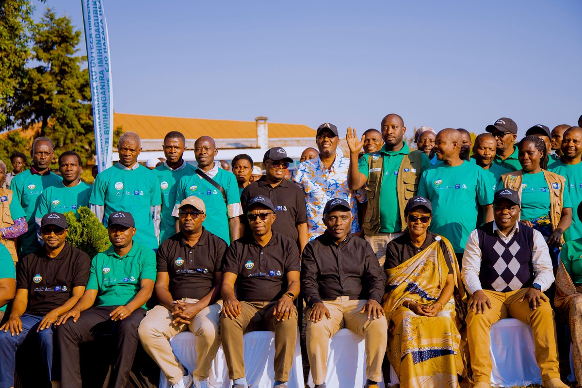 INGABOFAMERS's tweet photo. Media, experts &amp; farmers united across 3 sites in Rwanda to campaign on climate-smart cassava farming. Together, we are building resilient food systems through the SCORE Rwanda Project supported by @GAFSPfund. @IFADEastAfrica,@IITARWANDA  
#ClimateSmartAgriculture
#SCORESRwanda https://t.co/WHoYBe7BMD