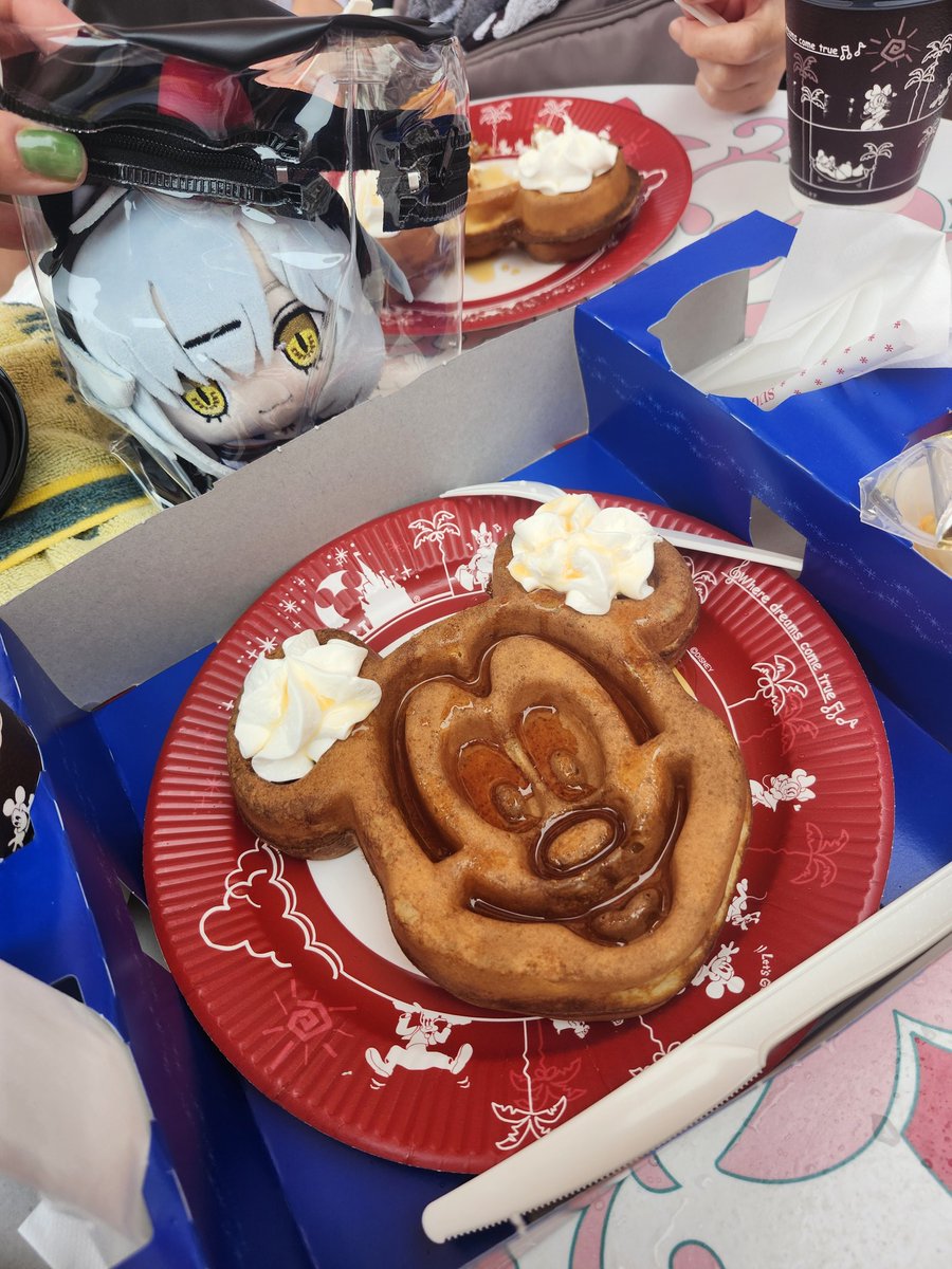 PoohRpg's tweet photo. ランド、アトラクション待ち時間少なくて沢山乗れて、そろそろ出ようかって時にプーさん達のグリーティング始まって間近で見れて最高だった👍 https://t.co/zBMDAxrjoj