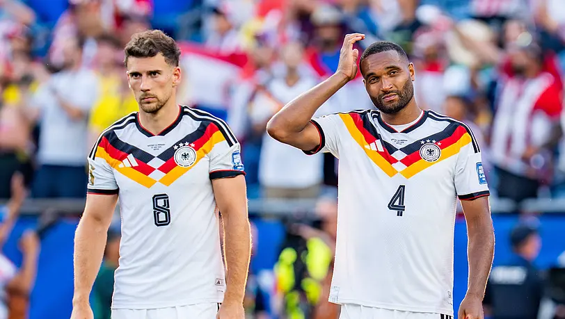 75Jamin's tweet photo. Niemand hätte Goretzka einen Vorwurf gemacht, wenn er den Elfmeter verschossen hätte. So wie man Havertz und Woltemade auch keinen Vorwurf macht.

Aber er WUSSTE verdammt nochmal, dass Tah kein Elfmeter-Experte ist, denn die zwei spielen in derselben Vereinsmannschaft!!!
Und er hat ihn trotzdem zum Punkt gehen lassen. Den unerfahrenen 11m-Kollegen ins Feuer geschickt. Hat ihm nachgeschaut und einfach nur gebetet, dass das gut ausgeht. Ist es aber nicht.

Und das fällt nun völlig zurecht auf ihn zurück. 
Gratismutige Botschaften in Welt zu schicken ist nicht mutig, Leon. Sich den Ball zu schnappen und mit breiter Brust zum Punkt zu laufen - DAS wäre mutig gewesen.