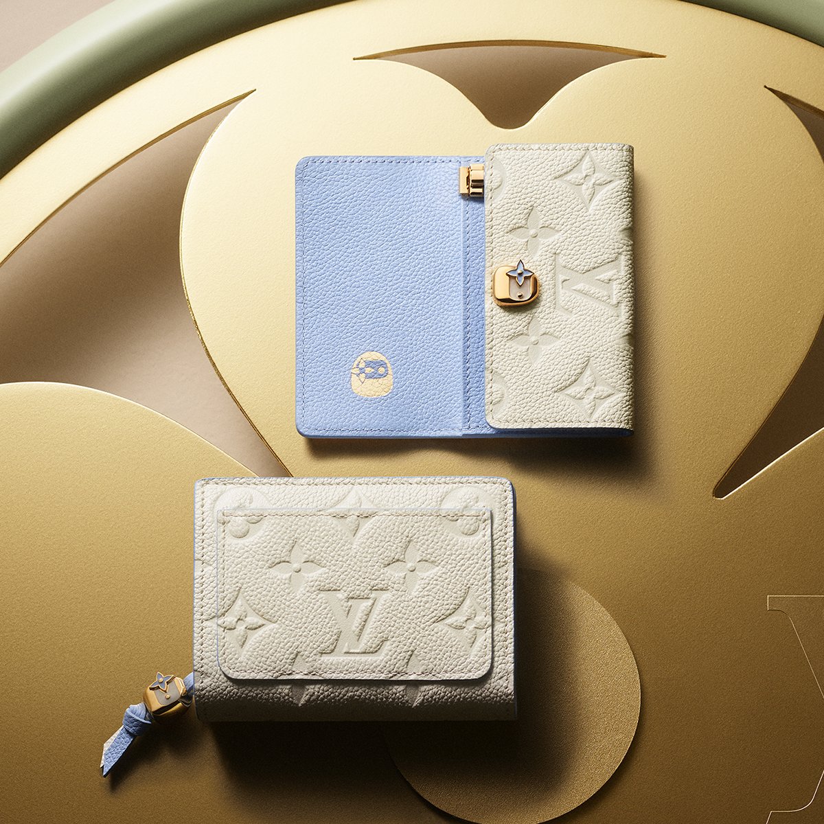 LouisVuitton_JP's tweet photo. 7/19(日)の最強開運日に向けて、日本限定モデルのほか、世界に先駆け登場するアイテムもラインナップ。
幸運と新たなはじまりを象徴するエレガントな財布やカードケースなど、メゾン厳選のセレクションをご紹介。

#SuperLuckyDay #LouisVuitton