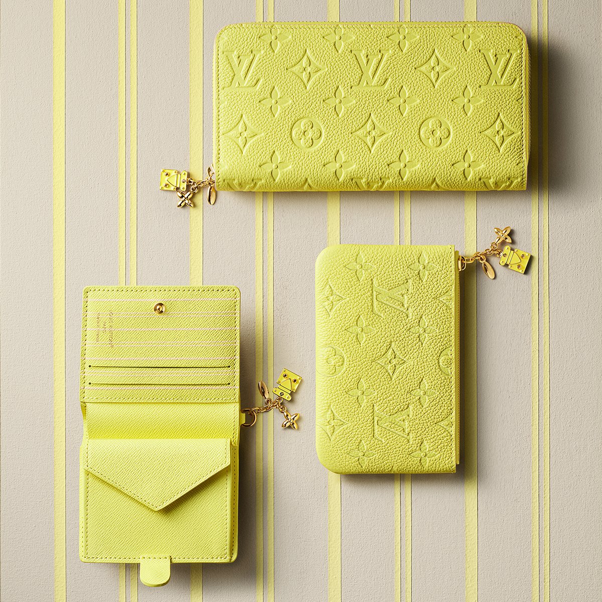 LouisVuitton_JP's tweet photo. 7/19(日)の最強開運日に向けて、日本限定モデルのほか、世界に先駆け登場するアイテムもラインナップ。
幸運と新たなはじまりを象徴するエレガントな財布やカードケースなど、メゾン厳選のセレクションをご紹介。

#SuperLuckyDay #LouisVuitton