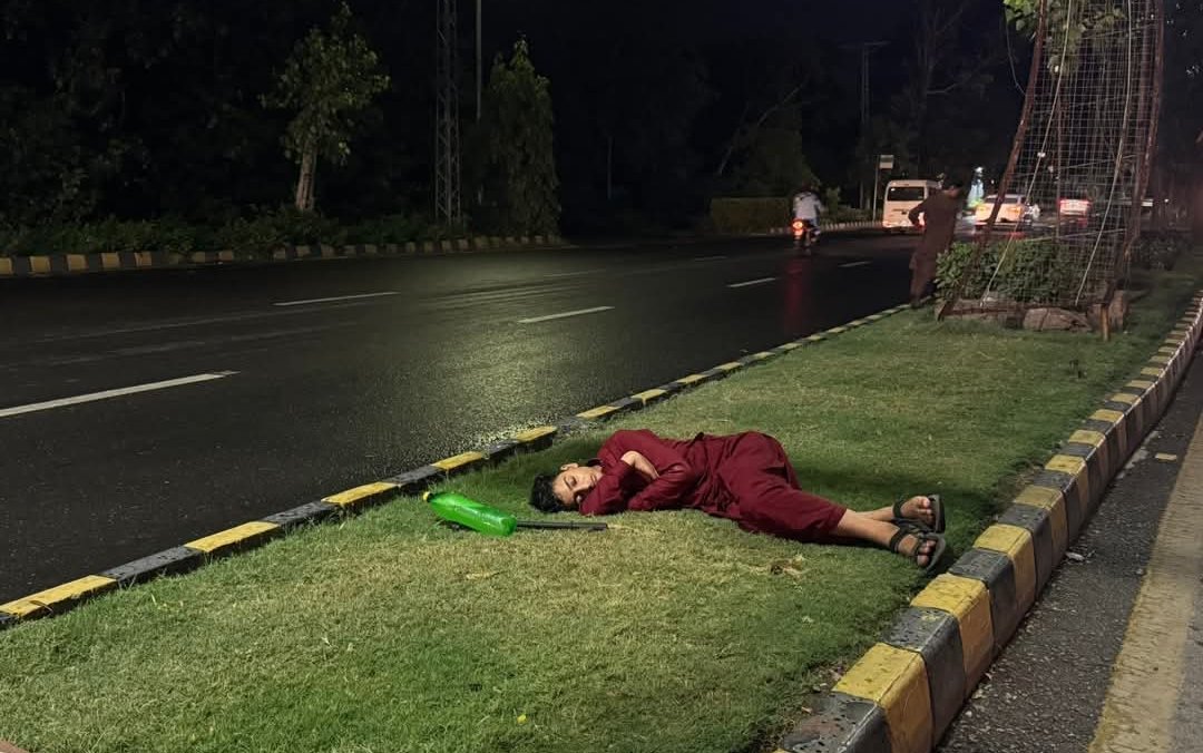 SaddiaMazhar's tweet photo. کم از کم یہاں سیاستمت کیجئے۔۔!
کیا مسلہ تھا حکومت کو خان کے دور میں بنائ گئیں پناہ گاہوں سے؟ شائد یہ کہ وہ خان نے بنائی تھیں۔ یقین کیجئے اس کا نام صرف " پناہ گاہ " تھا  نا کہیں خان کی تصویر تھی نا نام ، لیکن وہ ان جیسے بہت سے لوگوں کے لیے اغوش تھیں۔

ساہیوال میں پناہ گاہ گرا کر وہ حصہ بھی ساہیوال کلب میں شامل کر لیا گیا یعنی ایلیٹ لو نواز دیا گیا۔ بڑی تکلیف تھی کلب کو جب یہ حصہ خان نے پناہ گاہ بنایا تھا۔