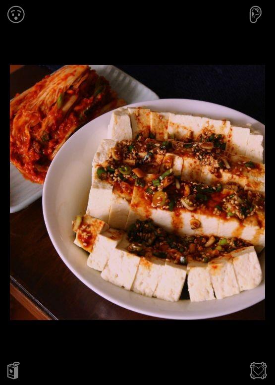 arnometrl's tweet photo. 激励你遇到的每一个人。克拉拉盯着利亚姆，不知该相信什么。这一切听起来像科幻电影，但发光的护身符和门外的黑色轿车让她怀疑他的话是否属实。🔖 https://t.co/KFnw9lNX1J