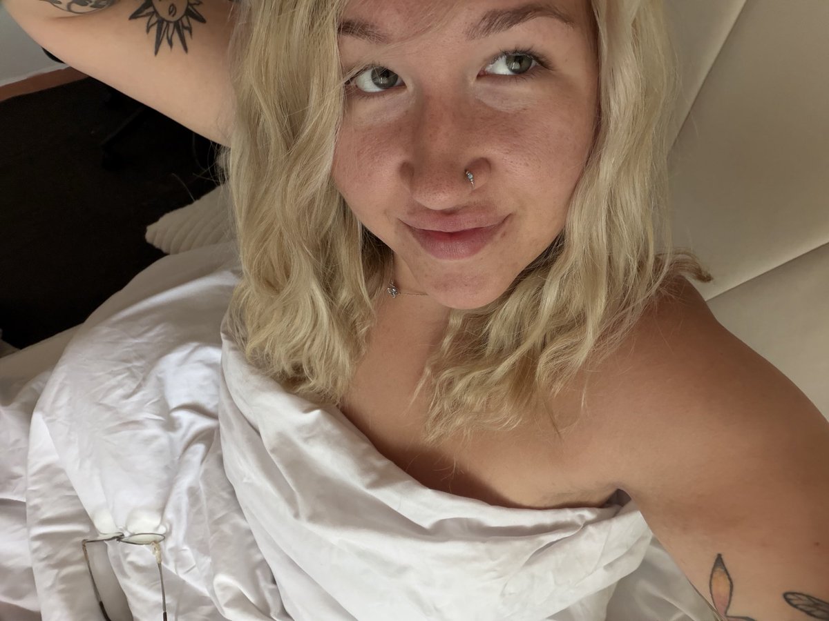 MissEllMae's tweet photo. Obviously I woke up to triple digits when I look like this… keep them coming 🎣 https://t.co/puoGT3LqQ0