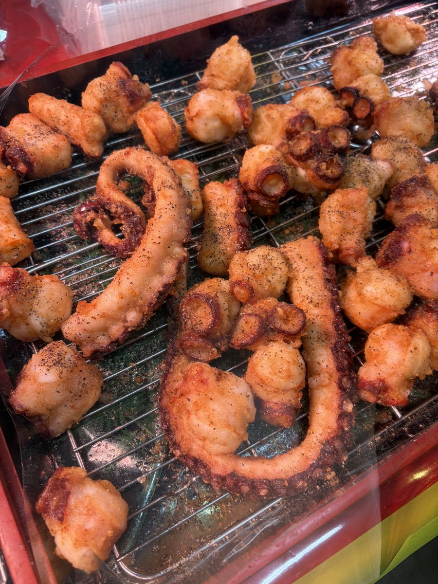 kkmalony333's tweet photo. 大丸🏙️

熱い刺激で夏をブ－スト☀️
ホットデリ🌶️

山形県　嘉ちゃん🐙

こんなまんまなタコの唐揚げ
見たことない😂

ご当地グルメ最高🌟
豪快に食べてみます😂 https://t.co/uuECpnAUNl