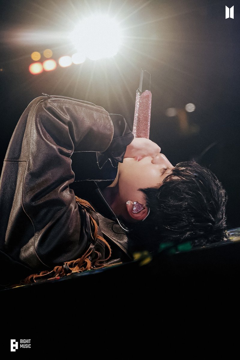resijinnie's tweet photo. emang udah paling bener solo tour lagi aja kamu sayang soalnya interaksi dikit aja bikin stan lain kejang2😌 https://t.co/dmmgrx1pro