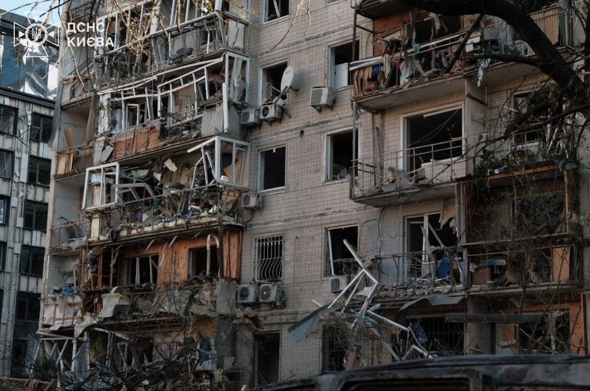 LeFilFranc's tweet photo. 🚨 [FLASH] — La pire attaque russe sur Kiev depuis le début de la guerre. Cette nuit, missiles hypersoniques Zircon, Iskander, Kalibr et drones Géranium-3 ont frappé simultanément la capitale et 6 autres régions. 

Le bilan est d’au moins 13 morts et 86 blessés dont deux enfants. Des étages entiers d’immeubles effondrés. Un hôtel du centre-ville est en flammes. Le maire Klitschko déclare le 3 juillet jour de deuil. Zelensky réclame en urgence des missiles Patriot à Washington. #Ukraine