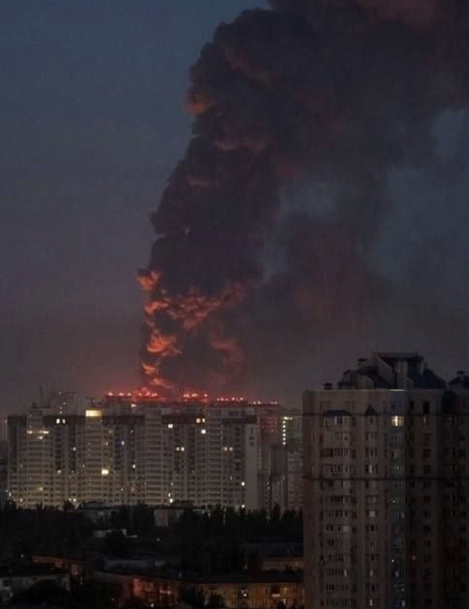 LeFilFranc's tweet photo. 🚨 [FLASH] — La pire attaque russe sur Kiev depuis le début de la guerre. Cette nuit, missiles hypersoniques Zircon, Iskander, Kalibr et drones Géranium-3 ont frappé simultanément la capitale et 6 autres régions. 

Le bilan est d’au moins 13 morts et 86 blessés dont deux enfants. Des étages entiers d’immeubles effondrés. Un hôtel du centre-ville est en flammes. Le maire Klitschko déclare le 3 juillet jour de deuil. Zelensky réclame en urgence des missiles Patriot à Washington. #Ukraine