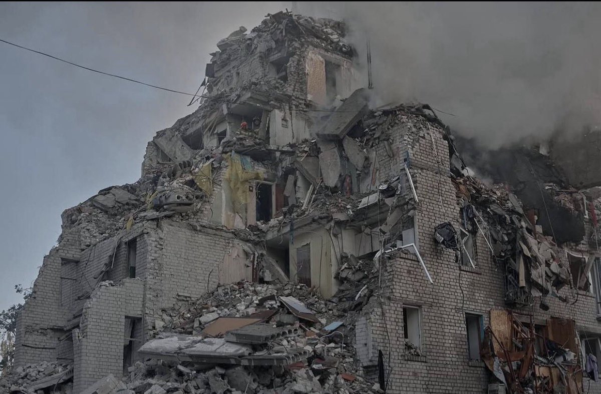 LeFilFranc's tweet photo. 🚨 [FLASH] — La pire attaque russe sur Kiev depuis le début de la guerre. Cette nuit, missiles hypersoniques Zircon, Iskander, Kalibr et drones Géranium-3 ont frappé simultanément la capitale et 6 autres régions. 

Le bilan est d’au moins 13 morts et 86 blessés dont deux enfants. Des étages entiers d’immeubles effondrés. Un hôtel du centre-ville est en flammes. Le maire Klitschko déclare le 3 juillet jour de deuil. Zelensky réclame en urgence des missiles Patriot à Washington. #Ukraine