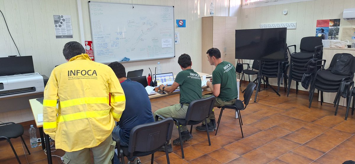 Plan_INFOCA's tweet photo. 🔴 ACTUALIZAMOS #IFSantaElena [ACTIVO] 

#BuenosDías🌞. Repasamos situación actual.

MEDIOS:
🔸Aéreos: 5 (2 🛩️ aviones y 3 🚁 helicópteros)
🔸Terrestres:
👩‍🚒 120 profesionales
🚒 4 autobombas
🩺 1 unidad médica, 1 unidad meteorología, 1 unidad drones, 1 módulo mando
🚜 2 buldócer https://t.co/AWPIt8jRVR