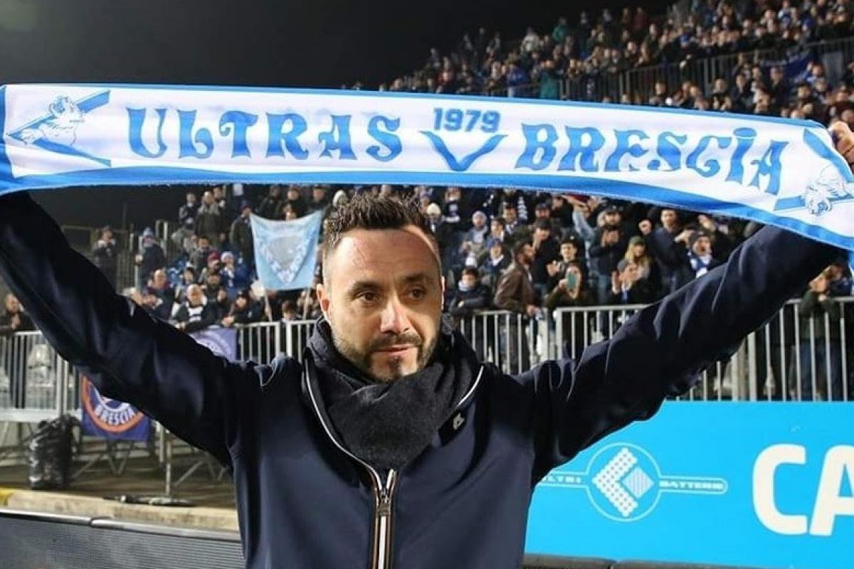 SebC__'s tweet photo. Brescia ultra Roberto De Zerbi from the Curva Nord 
Brescia go bankrupt in 2025 with a 3 million debt
Tottenham agree a £95m / €115m offer 
Brescia will get 3.7 million euros using FIFA's Training Rewards Calculator

Broad daylight @SpursOfficial https://t.co/9U8vqpqwwP