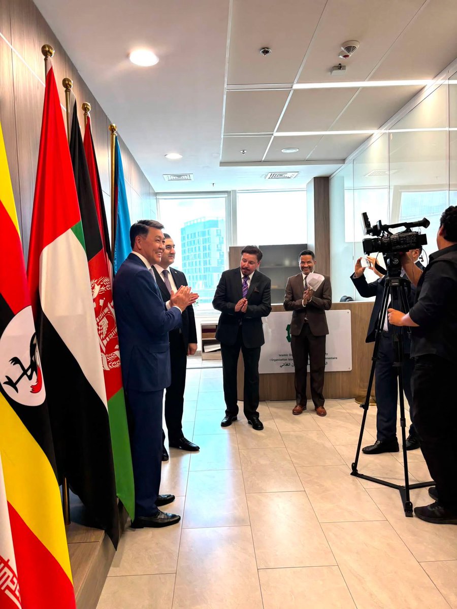 AzEmbassyKz's tweet photo. Ərzaq Təhlükəsizliyi üzrə İslam Təşkilatının (@IOFS_Official ) mənzil-qərargahında Azərbaycan Respublikasının dövlət bayrağının qaldırılması mərasimi keçirilib.

Астанада орналасқан Ислам азық-түлік қауіпсіздігі ұйымының штаб-пәтерінде Әзербайжан Республикасының Мемлекеттік Туын көтеру рәсімі өтті.

В штаб-квартире Исламской организации по продовольственной безопасности в Астане состоялась церемония поднятия государственного флага Азербайджанской Республики.