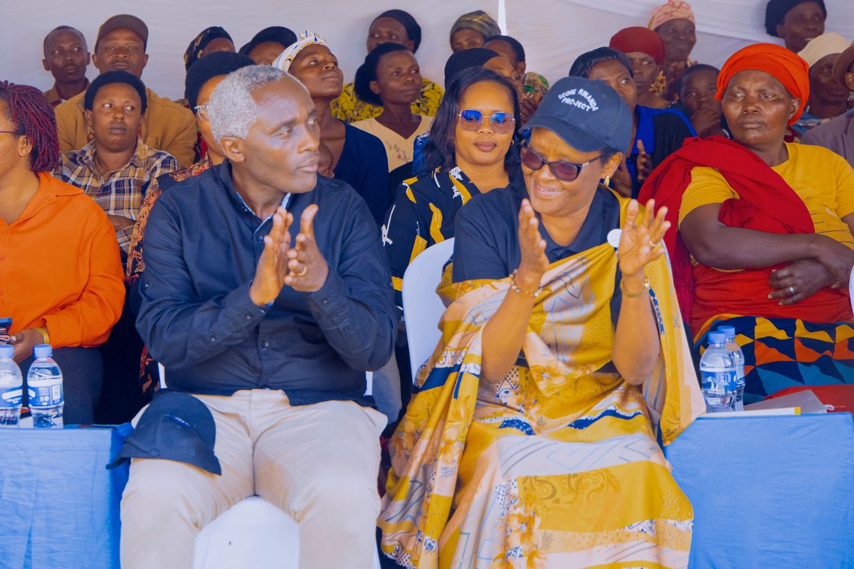 INGABOFAMERS's tweet photo. Media, experts &amp; farmers united across 3 sites in Rwanda to campaign on climate-smart cassava farming. Together, we are building resilient food systems through the SCORE Rwanda Project supported by
@GAFSPfund
.
@IFADEastAfrica
,
@IITARWANDA
#ClimateSmartAgriculture #SCORESRwanda https://t.co/bmCQkEmGVO
