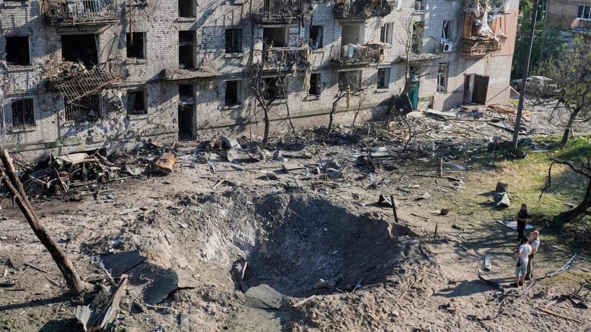 FRANCE24's tweet photo. Ukraine live: Russian missiles, drones kill residents, tear open buildings in massive attack on Kyiv
➡️ https://t.co/XNsnJZGNO3 https://t.co/yPHBwS8SGa