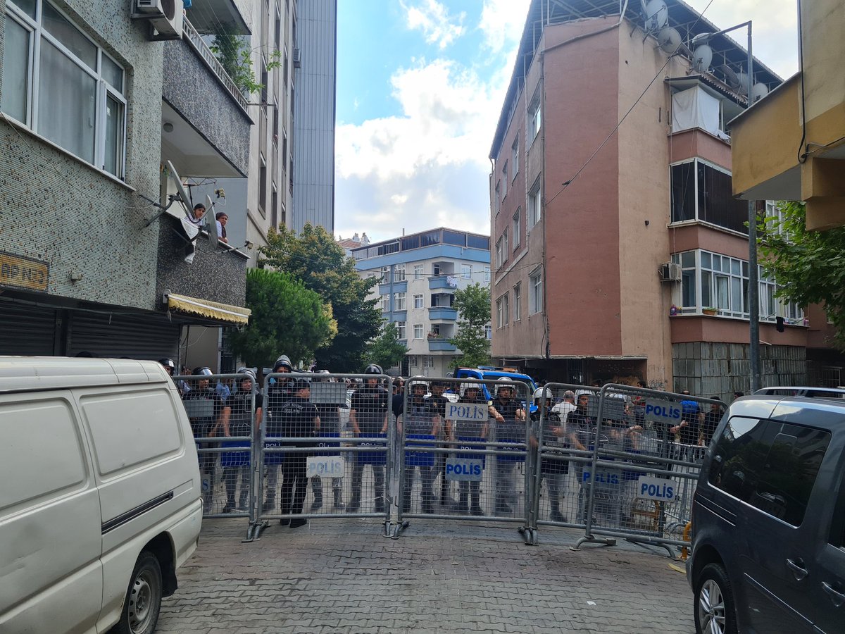 sumdiye's tweet photo. İstanbul Güngören de neler oluyor açıklama bekliyoruz. Çevikler neden sivilleri çeviriyor? Bu kadar polis gücünü 1 avuç insan için neden buraya topladılar?
@Bunyamindemirdr
@Gungorenbld
@EmniyetGM
#istanbul #ülkegündemi #ankara https://t.co/PKbgGQM1Jk