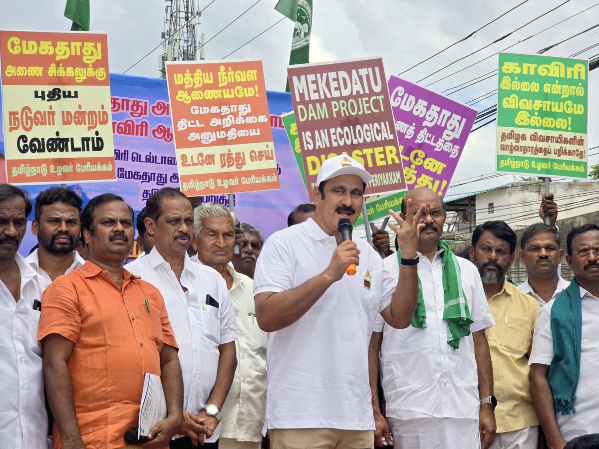 draramadoss's tweet photo. கர்நாடகத்தில், காவிரியின் குறுக்கே மேகதாதுவில் அணை கட்ட திட்டமிடும் கர்நாடக அரசை கண்டித்தும், இத்திட்டத்தை முழுமையாக கைவிட வலியுறுத்தியும், பிலிகுண்டுவில் இருந்து பூம்புகார் வரை நடைபெறும் நான்கு நாட்கள் பயணத்தில், சேலத்தில் துண்டு பிரசுரங்கள் வழங்கி, பொதுமக்களிடையே விழிப்புணர்வை ஏற்படுத்தி உரையாற்றிய போது.

#காவிரிகாப்போம்
#மேகதாதுஅணைதடுப்போம்

#CauveryKappom
#MekedatuAnaiThaduppom #MekadatuRally #CauveryRights #TamilNadu #PMK