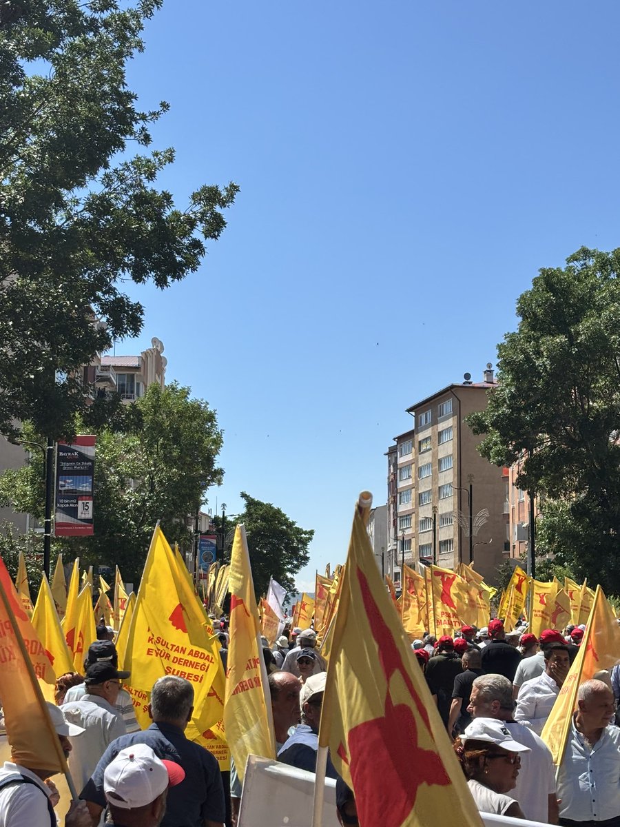 mhrpolat's tweet photo. Sivas’tayım. 2 Temmuz’un yıl dönümünde bu ülkenin en ağır yaralarından birini sadece bir grup insan yüklenmesin diye buraya gelen insanlarla bir aradayım. 

Sivas’ın ve Başbağlar’ın acısı bu güzel ülkenin aydınlık yarınları için yüzleşilmesi gereken büyük acılar. Kimseyi yalnız bırakmadan hiçbir acıya sahipsiz bırakmadan gerçek bir toplum refleksini bu ülke kazanacak.

Sivas’ın ve Başbağların acısı ile kaybettiğimiz tüm insanlarımızı saygıyla anıyorum. Bu travmaların yükünü gönlünde ve ömürlerinde sürdüren tüm vatandaşlarımızın acısını derinden paylaşıyorum. Sağırlaşmış yüreklere vicdan diliyorum.