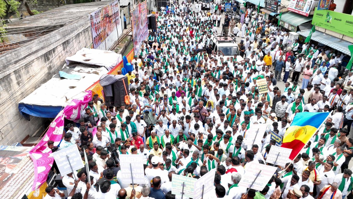 draramadoss's tweet photo. கர்நாடகத்தில், காவிரியின் குறுக்கே மேகதாதுவில் அணை கட்ட திட்டமிடும் கர்நாடக அரசை கண்டித்தும், இத்திட்டத்தை முழுமையாக கைவிட வலியுறுத்தியும், பிலிகுண்டுவில் இருந்து பூம்புகார் வரை நடைபெறும் நான்கு நாட்கள் பயணத்தில், சேலத்தில் துண்டு பிரசுரங்கள் வழங்கி, பொதுமக்களிடையே விழிப்புணர்வை ஏற்படுத்தி உரையாற்றிய போது.

#காவிரிகாப்போம்
#மேகதாதுஅணைதடுப்போம்

#CauveryKappom
#MekedatuAnaiThaduppom #MekadatuRally #CauveryRights #TamilNadu #PMK