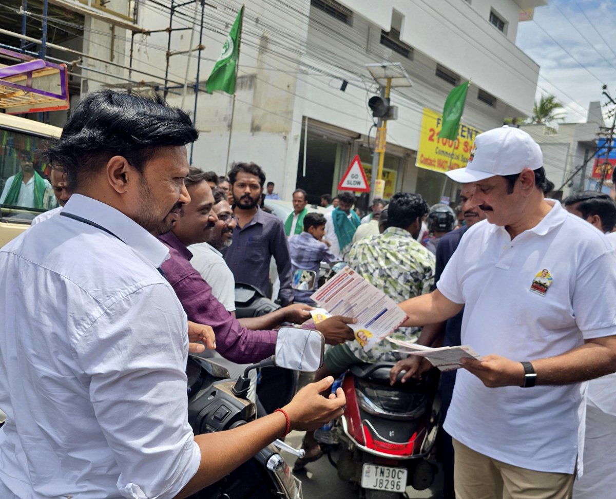 draramadoss's tweet photo. கர்நாடகத்தில், காவிரியின் குறுக்கே மேகதாதுவில் அணை கட்ட திட்டமிடும் கர்நாடக அரசை கண்டித்தும், இத்திட்டத்தை முழுமையாக கைவிட வலியுறுத்தியும், பிலிகுண்டுவில் இருந்து பூம்புகார் வரை நடைபெறும் நான்கு நாட்கள் பயணத்தில், சேலத்தில் துண்டு பிரசுரங்கள் வழங்கி, பொதுமக்களிடையே விழிப்புணர்வை ஏற்படுத்தி உரையாற்றிய போது.

#காவிரிகாப்போம்
#மேகதாதுஅணைதடுப்போம்

#CauveryKappom
#MekedatuAnaiThaduppom #MekadatuRally #CauveryRights #TamilNadu #PMK
