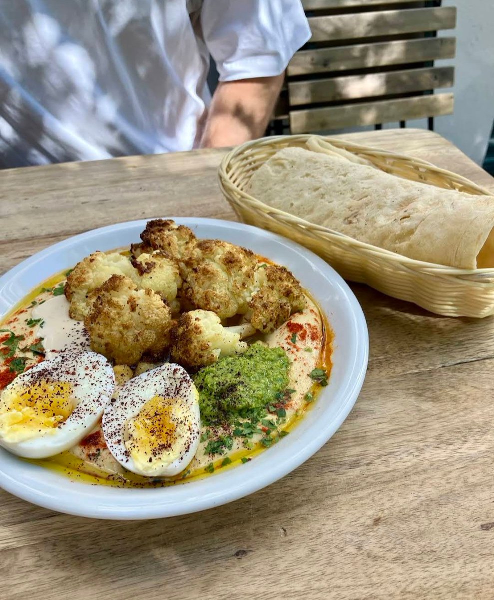 5hil5hil's tweet photo. به نظرم بهترین حمص رو تو برلین "Café Mugrabi" داره. https://t.co/6sydxgpT1L