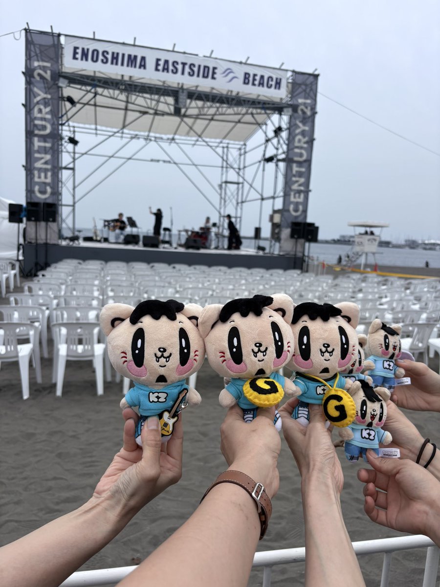 azusa0112's tweet photo. 念願の江ノ島🏝️ライブ
みんなが待っててくれたおかげでギリギリ龍友くんにお渡しもしてもらえて
大好きな波の音を聞きながら龍友くんの歌を聴けて最高に贅沢な時間だった😭✨
みんなでいっぱい笑って今年の夏の始まり最高ー！！🌻
#数原龍友
#KAZ https://t.co/0zYYd8yVl7