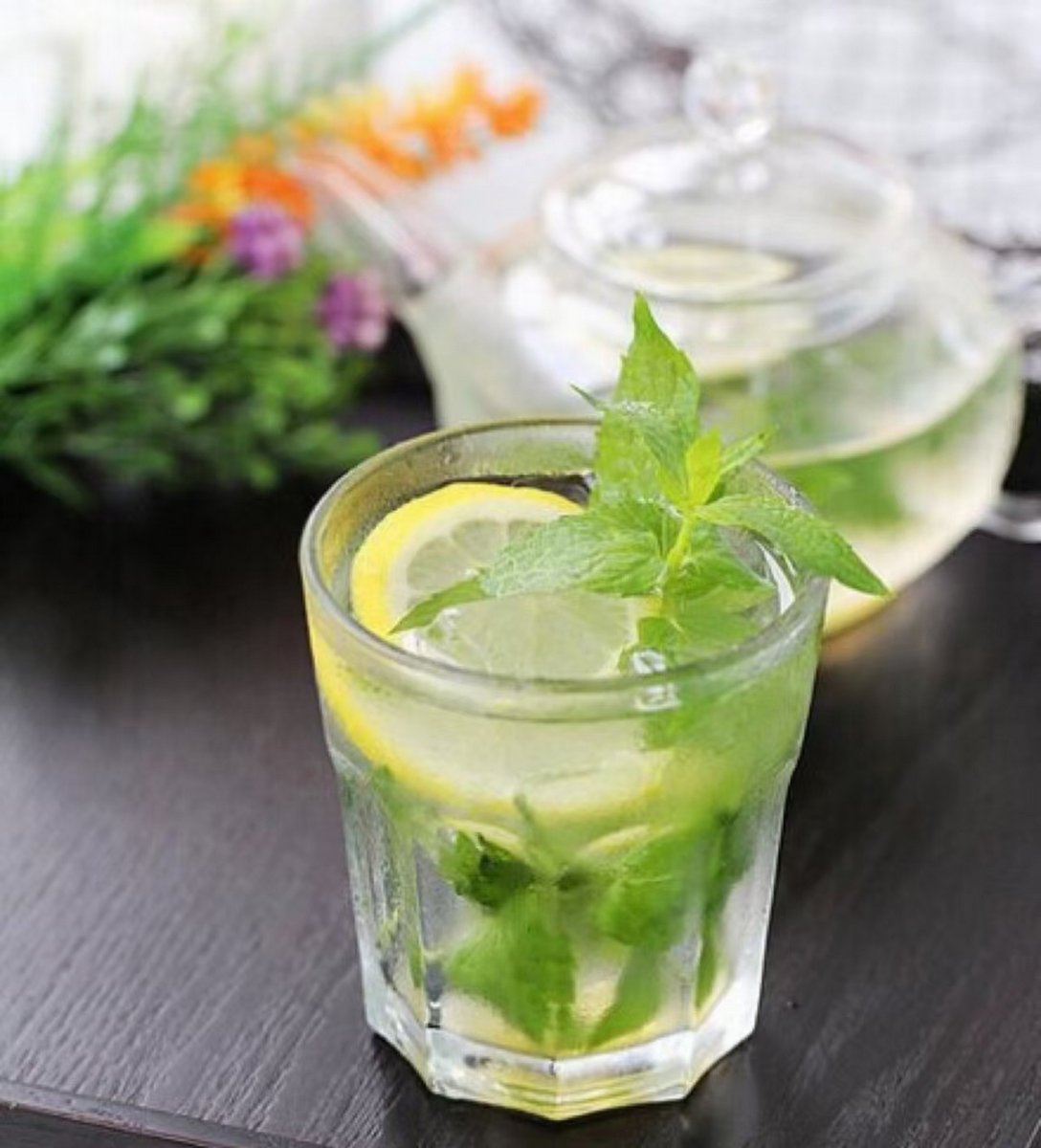 HukumAli5656's tweet photo. Beat the heat with our 5-minute iced lemon mint tea! Squeeze 2 lemons, muddle 5 mint sprigs, add ice u0026 black tea – cheers to refreshment! https://t.co/wftVV4wHpk