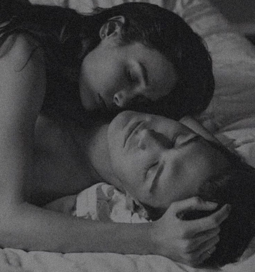 StarlitPagess's tweet photo. "Come, let's dream the same dream tonight. Let your scent linger on me... I miss you so much." 🌙🤍✨ https://t.co/OWXjSMGiuA