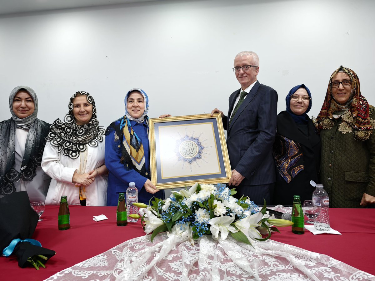 tugbaisikercan's tweet photo. 📍Yunanistan | Şahin Köyü

Gönlümüzün hududu, sevdamızın sınırı yok… Batı Trakya ziyaretimizin en müstesna, en duygu dolu duraklarından biri bükülmez bileğiyle, eğilmez başıyla bilinen dağların zirvesindeki Şahin Köyü oldu.

Her bir kardeşimizin kalbindeki Türkiye sevdasına, Liderimiz, Cumhurbaşkanımız Sayın Recep Tayyip Erdoğan’a olan o sarsılmaz bağlılıkları ve teveccühlerine şahit olmak bizim için gururların en büyüğü.

Gönüllerini, kapılarını bizlere açarak bizi kendi evimizde gibi hissettiren, o sımsıcak muhabbetleriyle bizleri kucaklayan Şahinli kardeşlerimizin her birine en kalbi şükranlarımı sunuyorum.