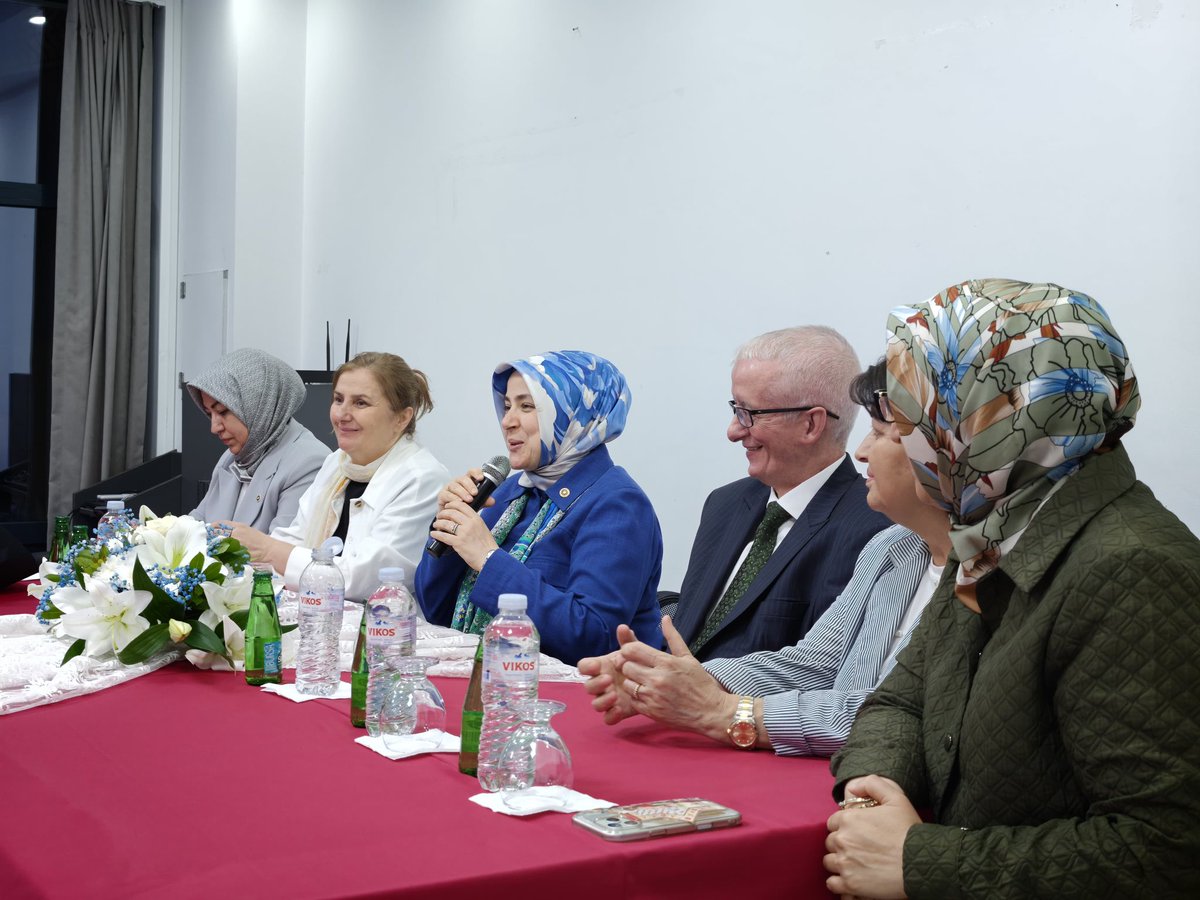 tugbaisikercan's tweet photo. 📍Yunanistan | Şahin Köyü

Gönlümüzün hududu, sevdamızın sınırı yok… Batı Trakya ziyaretimizin en müstesna, en duygu dolu duraklarından biri bükülmez bileğiyle, eğilmez başıyla bilinen dağların zirvesindeki Şahin Köyü oldu.

Her bir kardeşimizin kalbindeki Türkiye sevdasına, Liderimiz, Cumhurbaşkanımız Sayın Recep Tayyip Erdoğan’a olan o sarsılmaz bağlılıkları ve teveccühlerine şahit olmak bizim için gururların en büyüğü.

Gönüllerini, kapılarını bizlere açarak bizi kendi evimizde gibi hissettiren, o sımsıcak muhabbetleriyle bizleri kucaklayan Şahinli kardeşlerimizin her birine en kalbi şükranlarımı sunuyorum.